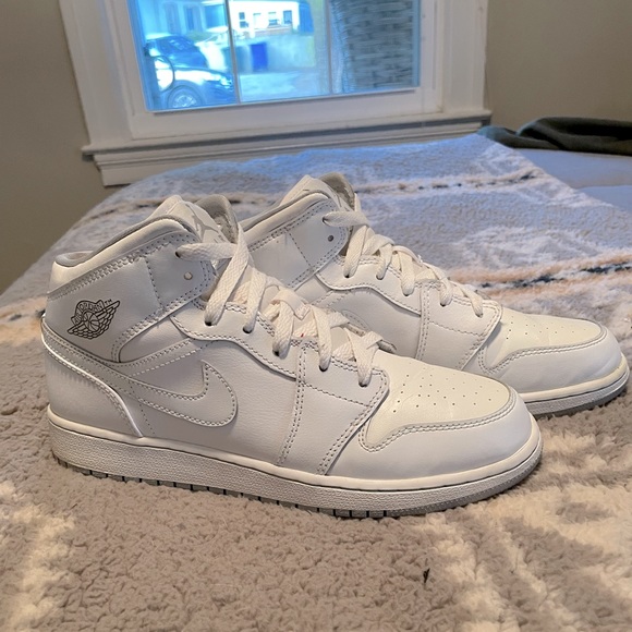 Jordan 1 Mid White - Picture 2 of 5